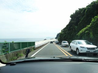 日本の車が左側通行の理由は？世界では右側通行の国の方が多い！